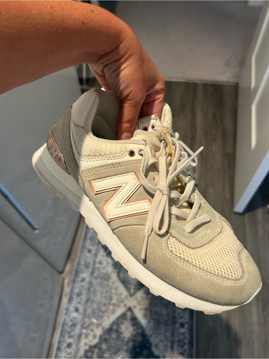 New Balance Shoes - 574 sneakers featuring a prominent rose gold metallic heel